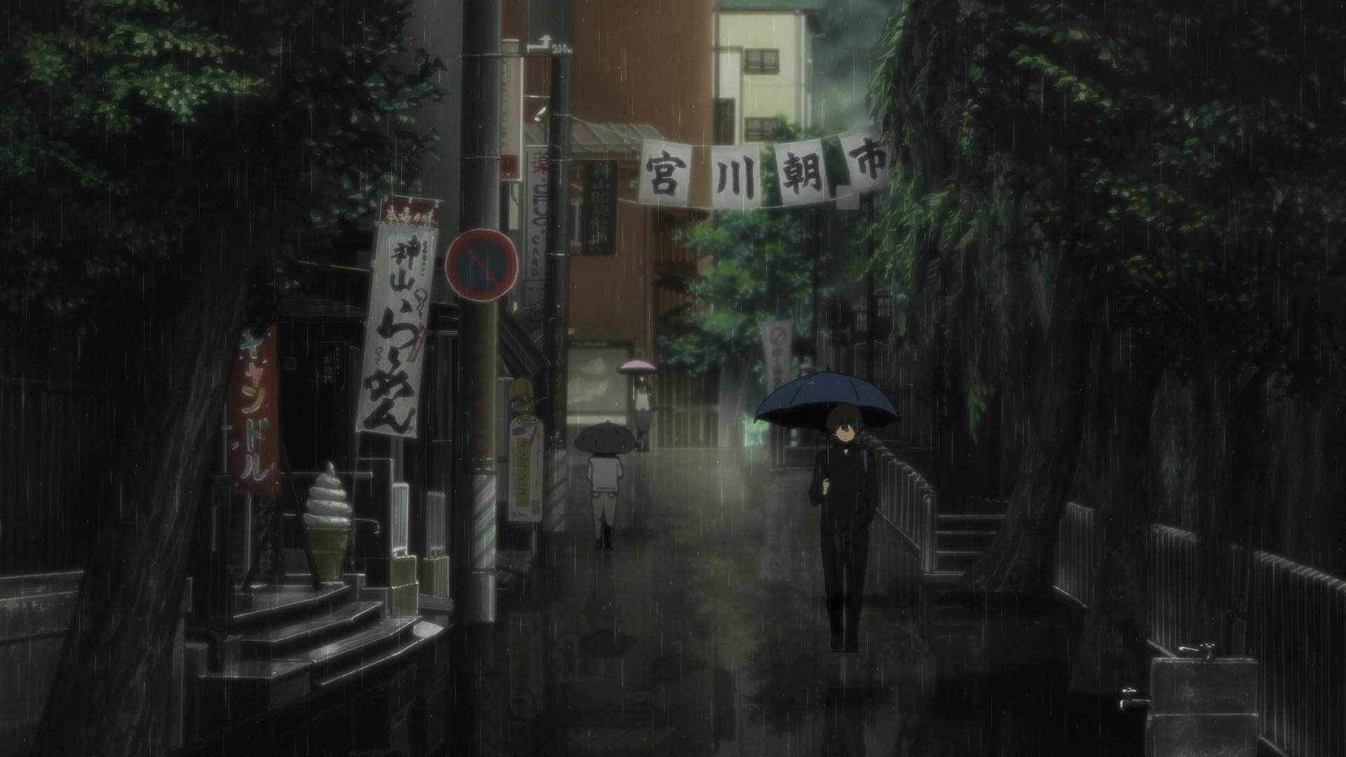 人在日本街道上撐傘雨中行走