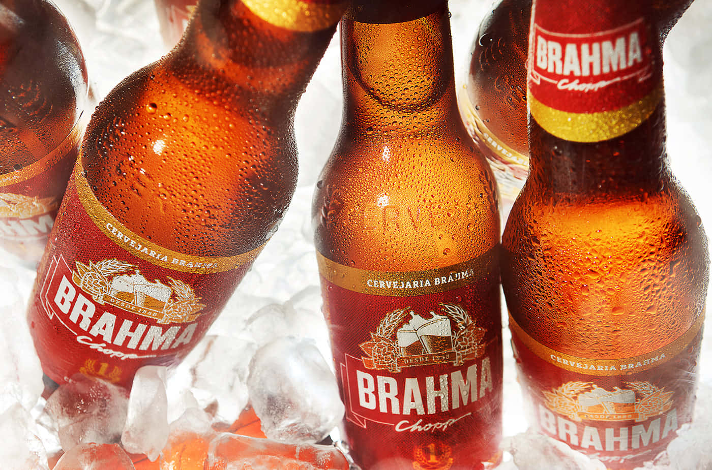 冰凍的 Brahma 啤酒瓶放在冰塊中，帶有冷凝水珠。