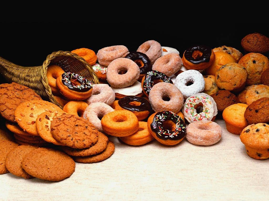 各種烘焙食品，包括甜甜圈、曲奇和鬆餅，從籃子裡溢出。