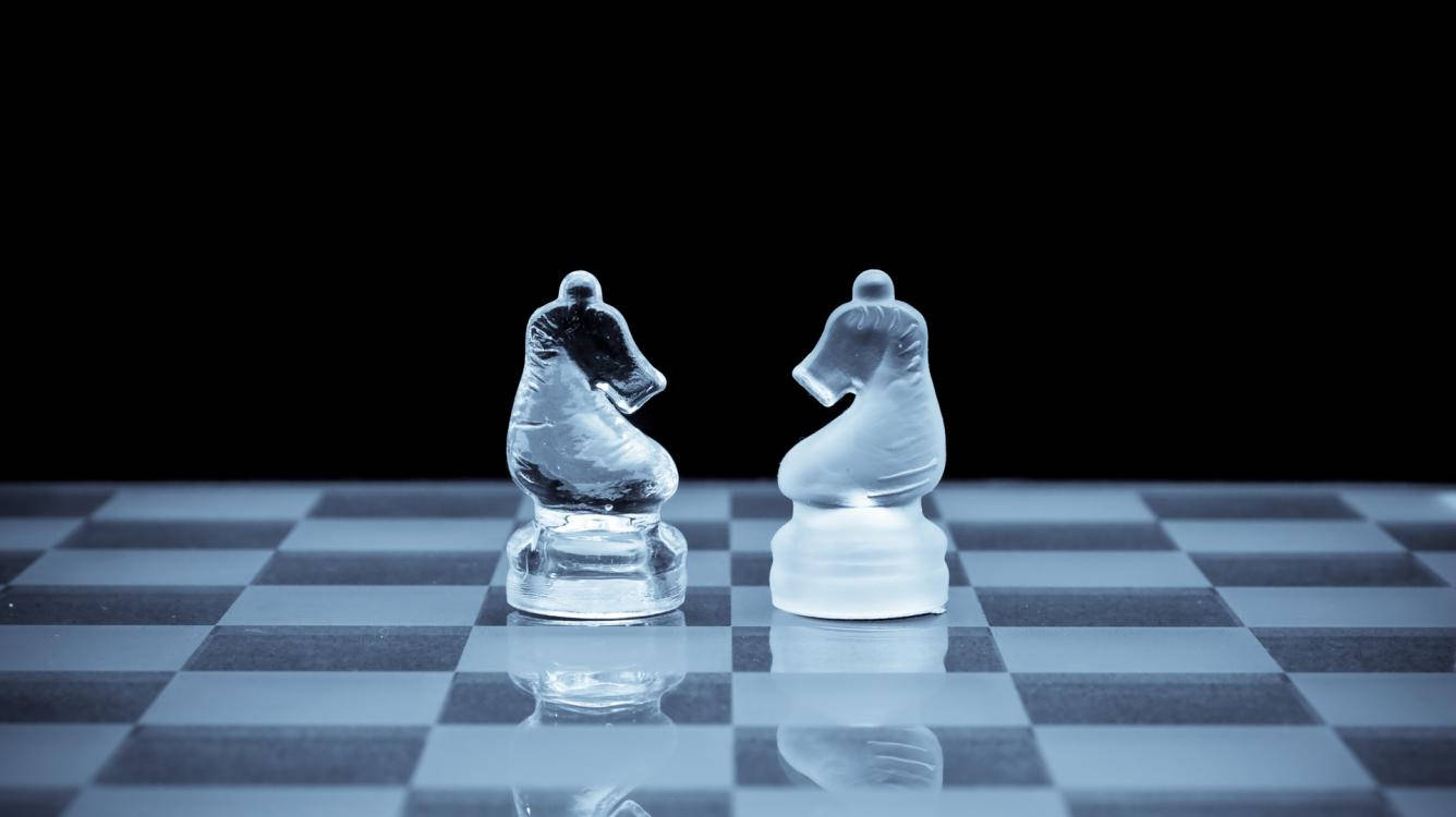 冰雕玻璃騎士 壁紙 — 兩個半透明玻璃象棋騎士在黑色背景的棋盤上互相對峙。