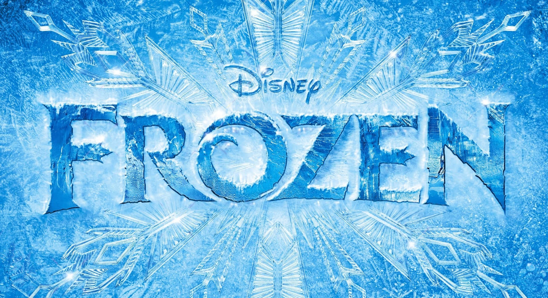 冰雪奇境 壁紙 — 「FROZEN」一詞雕刻在冰藍色水晶中，帶有複雜的霜花圖案，在閃爍的冬季背景下向外輻射。