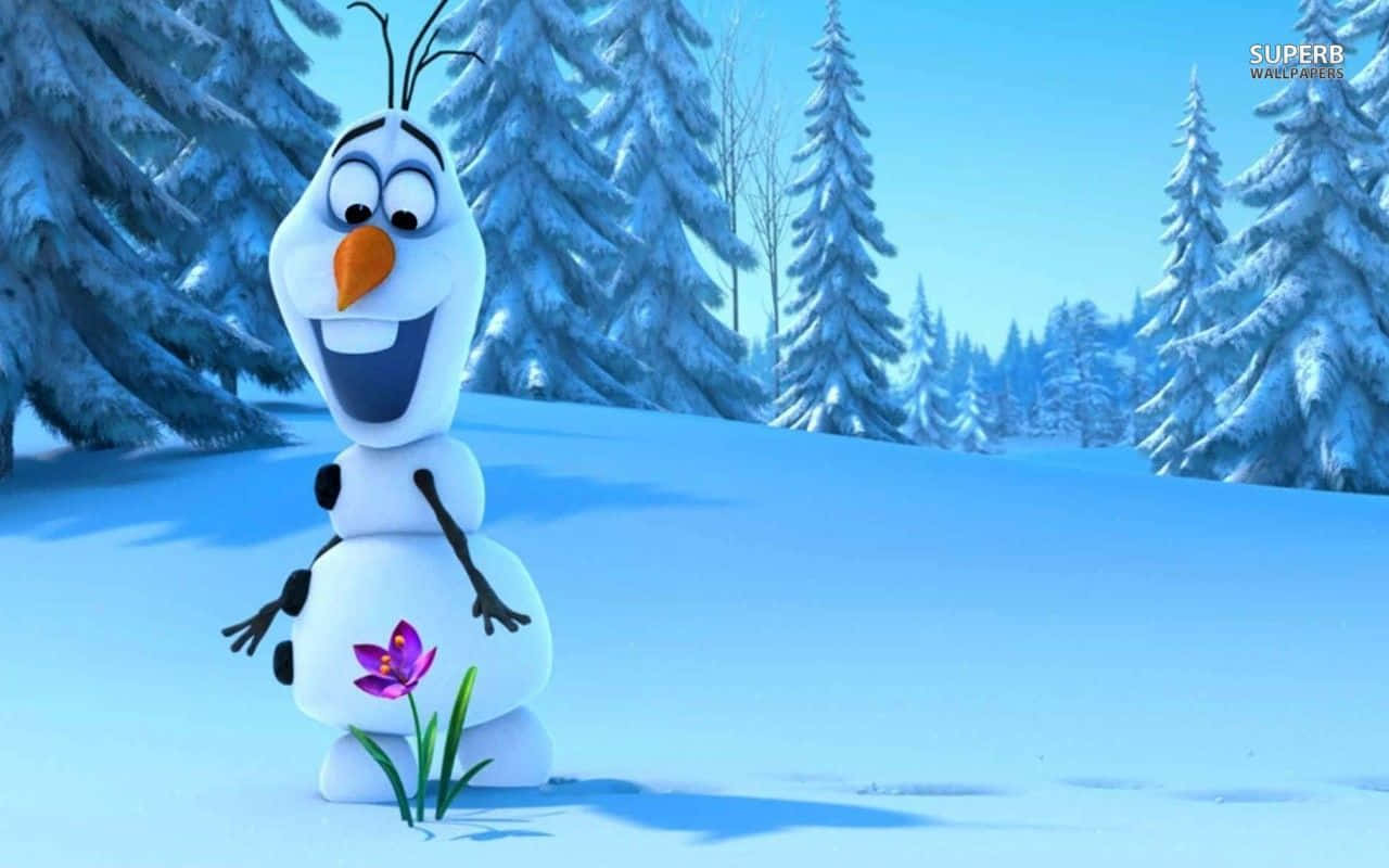 《冰雪奇緣》中的快樂雪人奧拉夫，準備讓你的一天更明亮！ 壁紙 — 一個快樂的動畫雪人，有胡蘿蔔鼻子和樹枝手臂，站在雪地森林中，手持一朵紫色花。