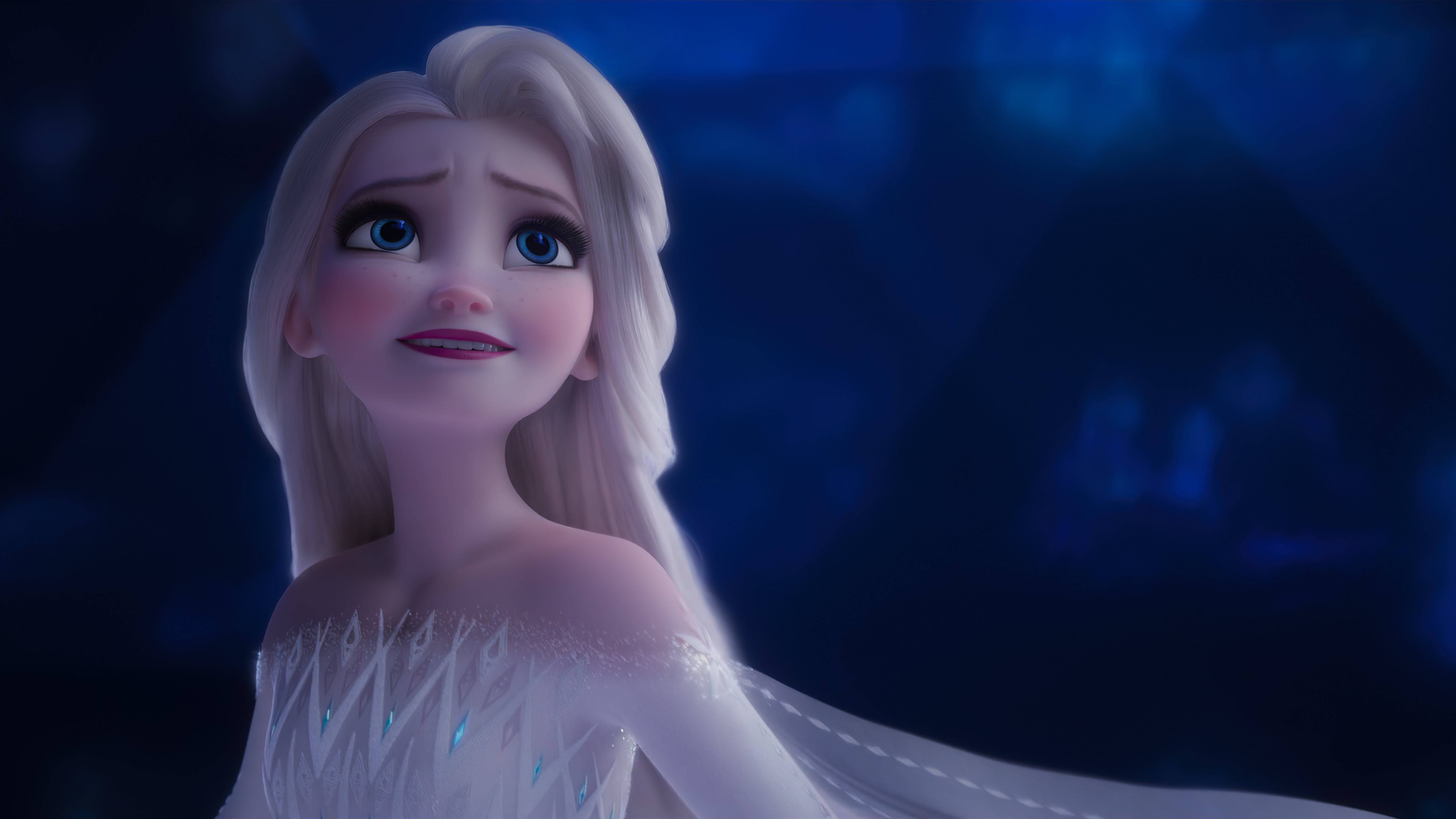 冰雪奇緣2 艾莎白色禮服 壁紙 — 《冰雪奇緣》中的艾莎在黑暗魔法背景下，穿著閃耀的藍色冰裙，溫柔微笑。