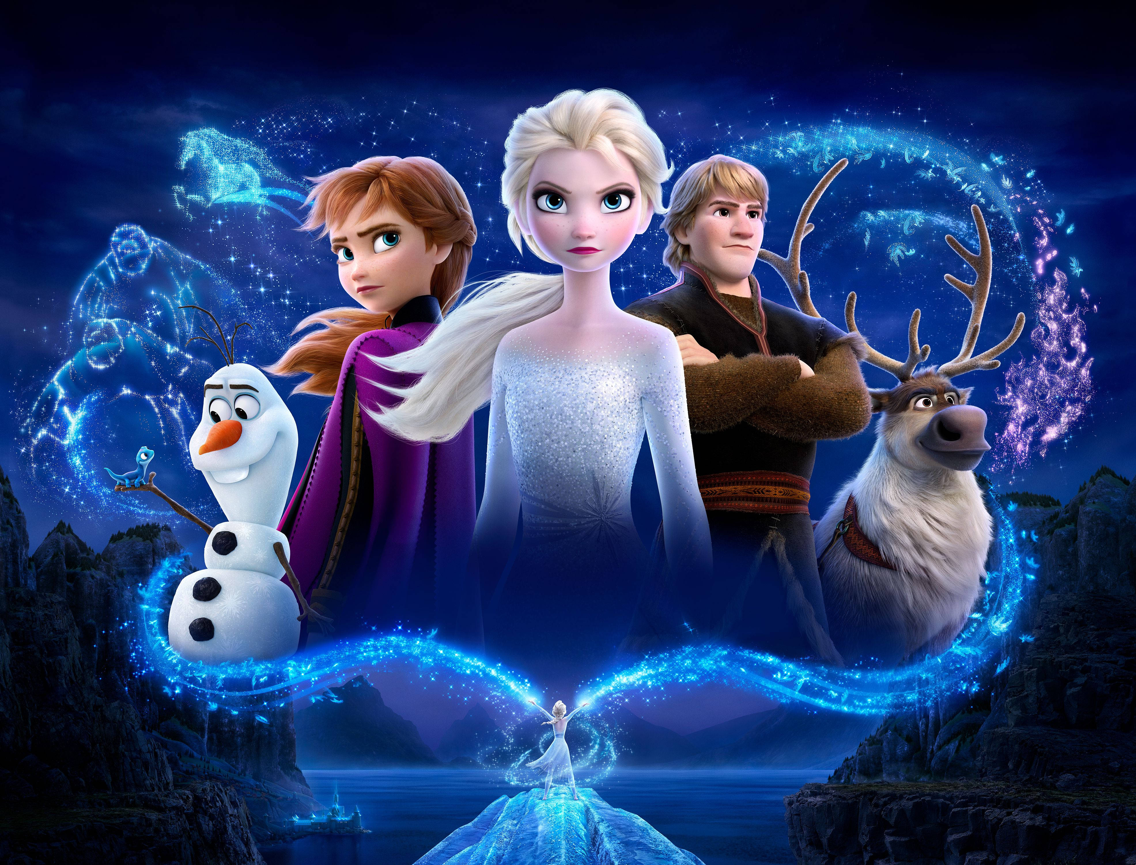 《冰雪奇緣2》艾莎與其他角色 壁紙 — 冰凍角色們站在魔法般的藍色極光背景下，周圍是冰山和發光的冰層結構。