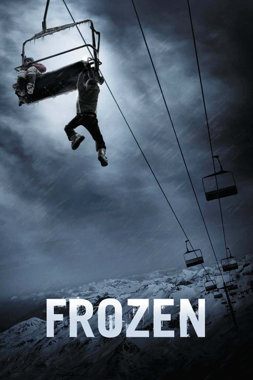 滑雪者在暴風雨的山景中從結冰的滑雪纜車椅上懸吊。