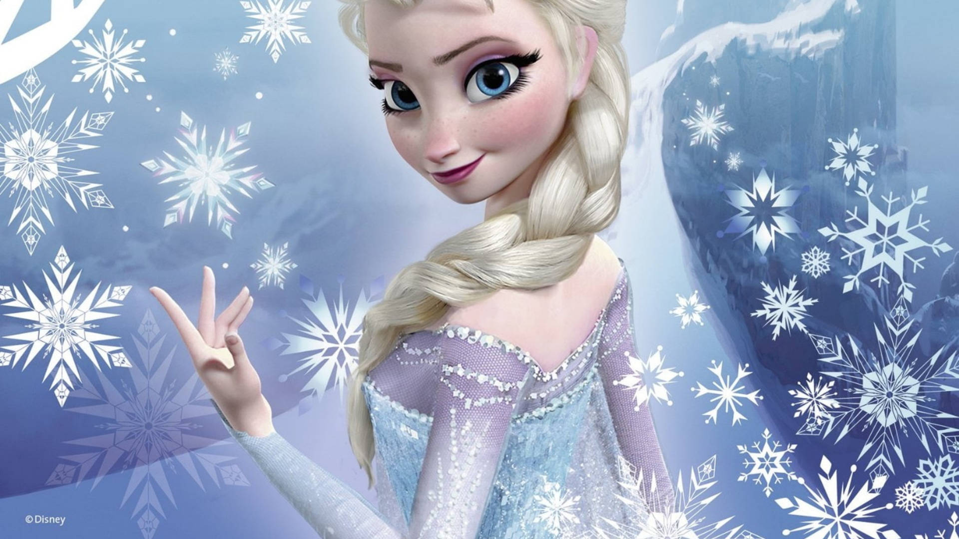 《魔雪奇緣》中的愛莎在冬日場景中微笑，雪花在她周圍飄浮。