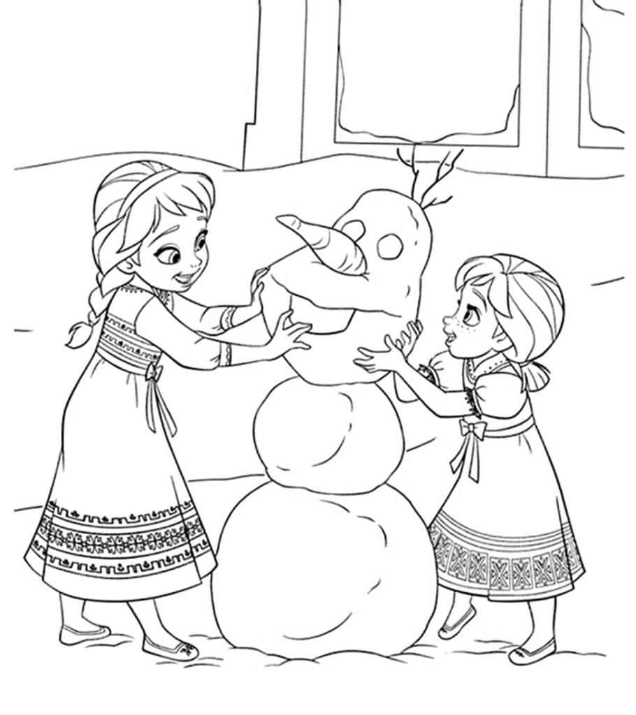 兩個女孩在冬天堆雪人。
