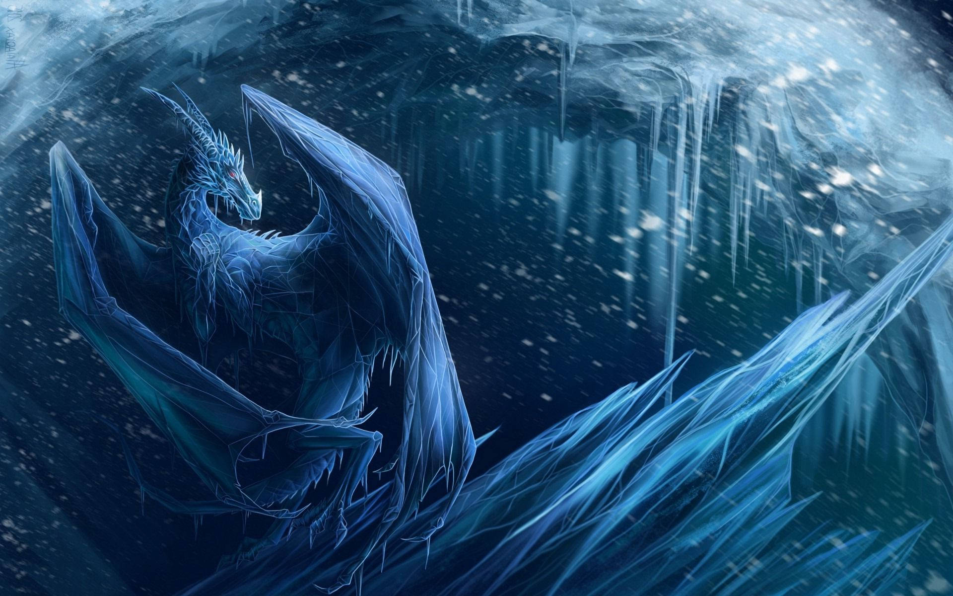 冰龍霜雪天氣 壁紙 — 一隻擁有水晶翅膀的雄偉冰龍，在充滿發光藍色冰柱和飄雪的冰凍洞穴中翱翔。