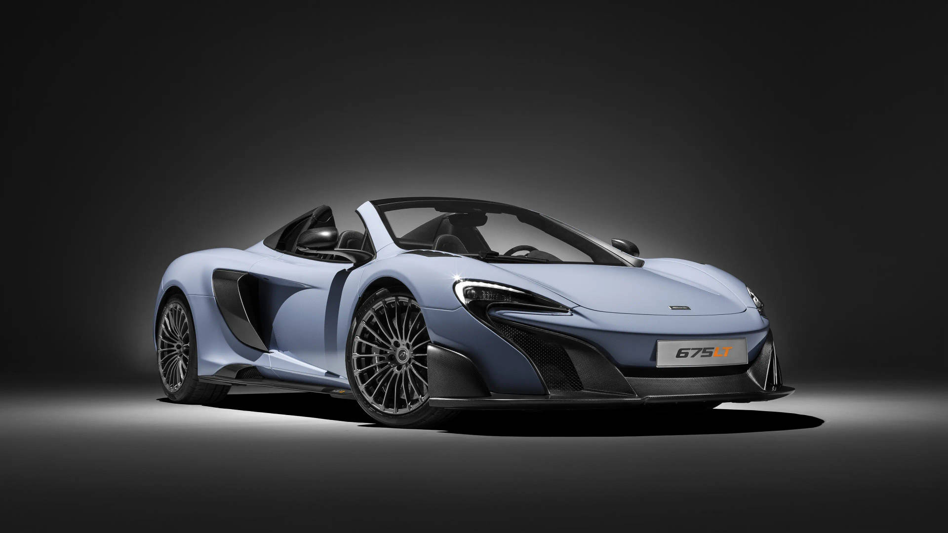 淺藍色McLaren 675LT跑車，帶有黑色飾件和銀色輪圈，在深灰色工作室背景上。