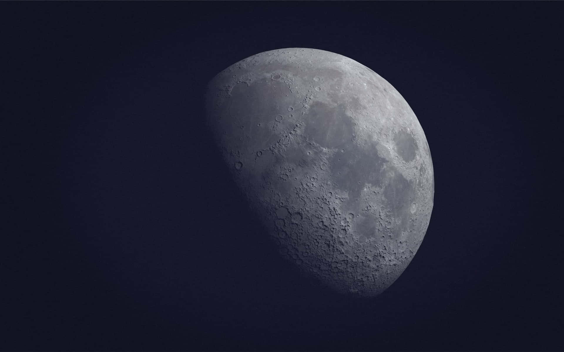 彎月，在黑暗太空背景上可見隕石坑。