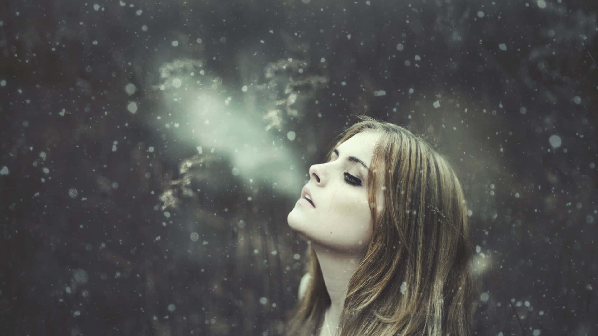 女士在雪地森林中呼出霧氣，黃昏時分