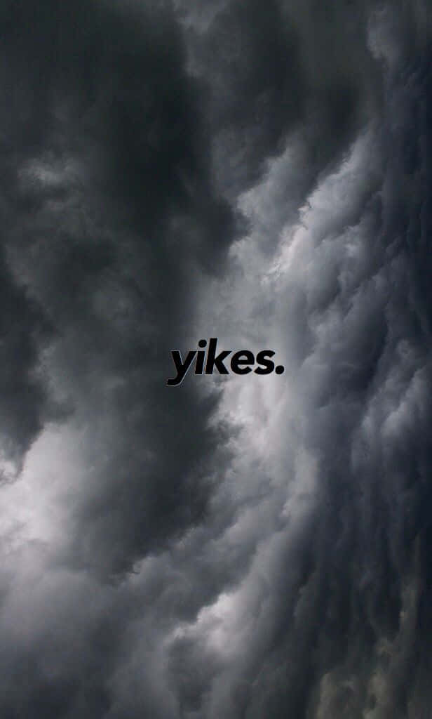 戲劇性的黑暗風暴雲，中間有yikes一詞。