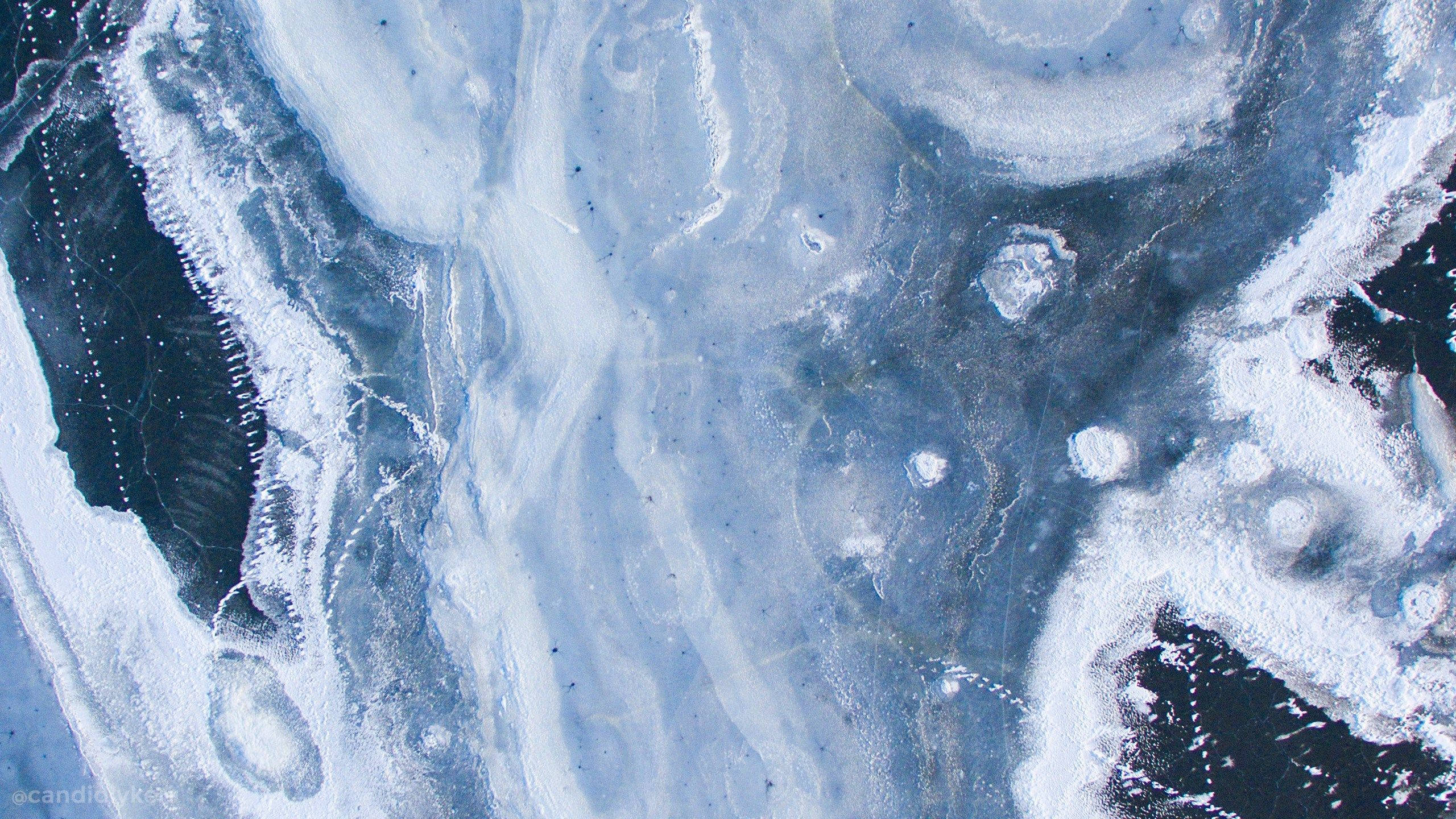冷灰調美學大理石設計 壁紙 — 冰凍水面上複雜冰紋的鳥瞰圖，帶有漩渦狀的藍白紋理。