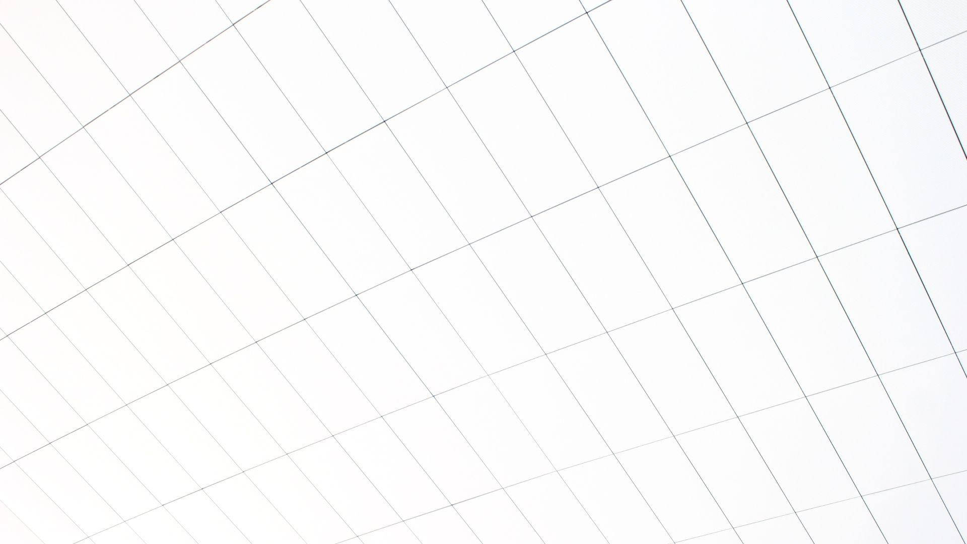 冷白色斜角天花板 壁紙 — 柔軟灰色嘅對角網格線喺明亮白色背景上創造出極簡幾何圖案。
