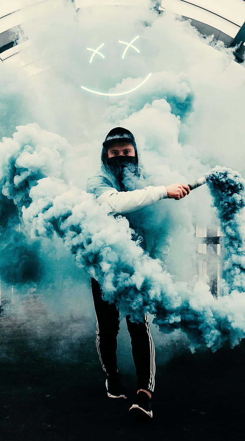 穿著連帽衫和口罩的人釋放出藍色煙霧，上方有一個發光的笑臉。