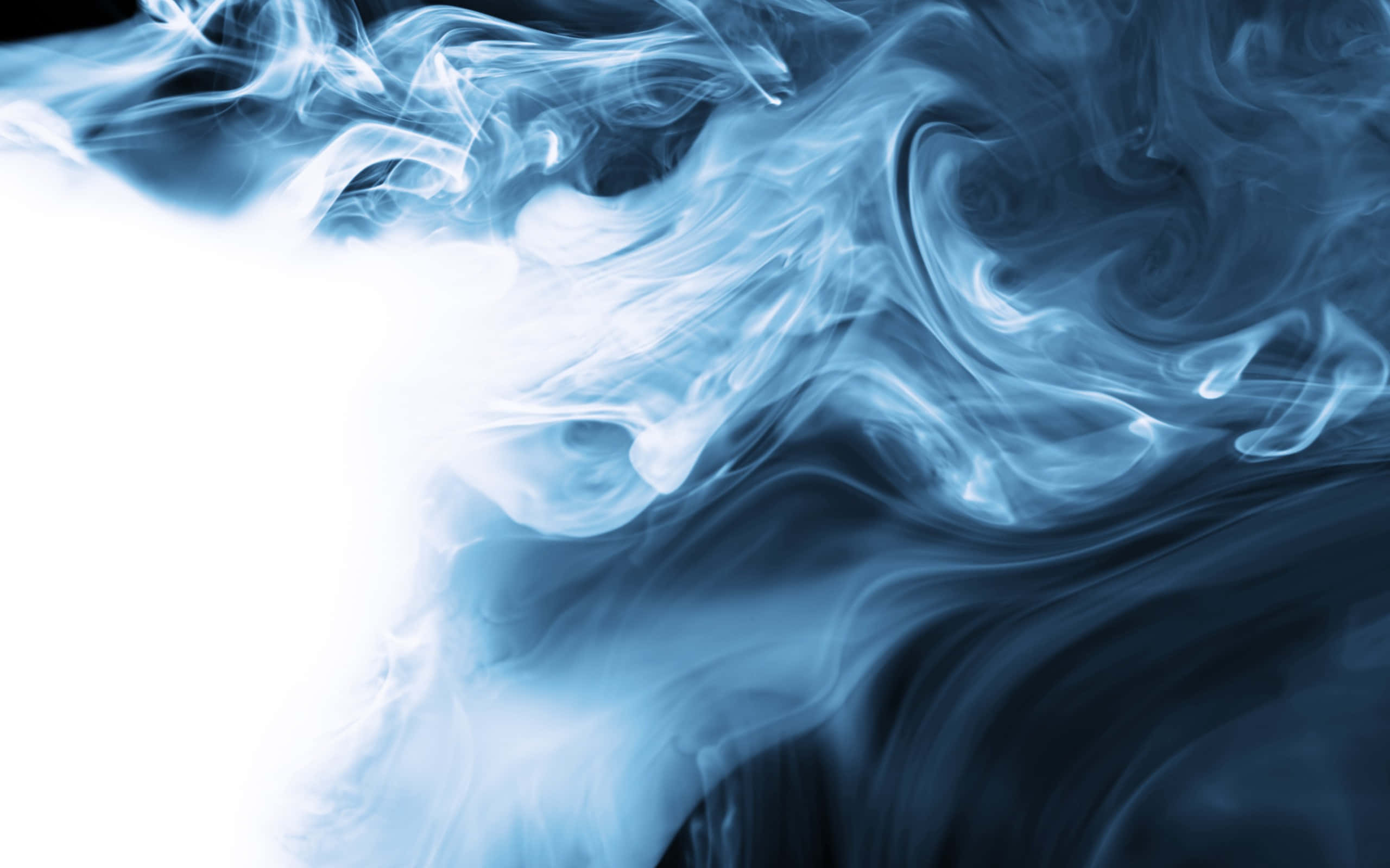 Smoke Blue 桌布 壁紙 — 冷藍色煙霧的動態漩渦在鮮明的黑白漸變背景上翻騰。