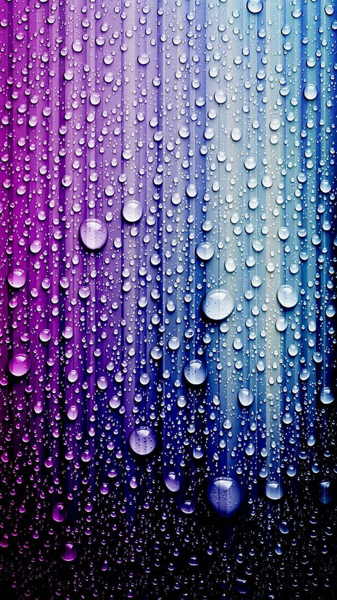 冷調優雅雨滴 壁紙 — 雨滴在玻璃表面上閃閃發光，從鮮豔的紫色過渡到冷藍色，背景為深色。