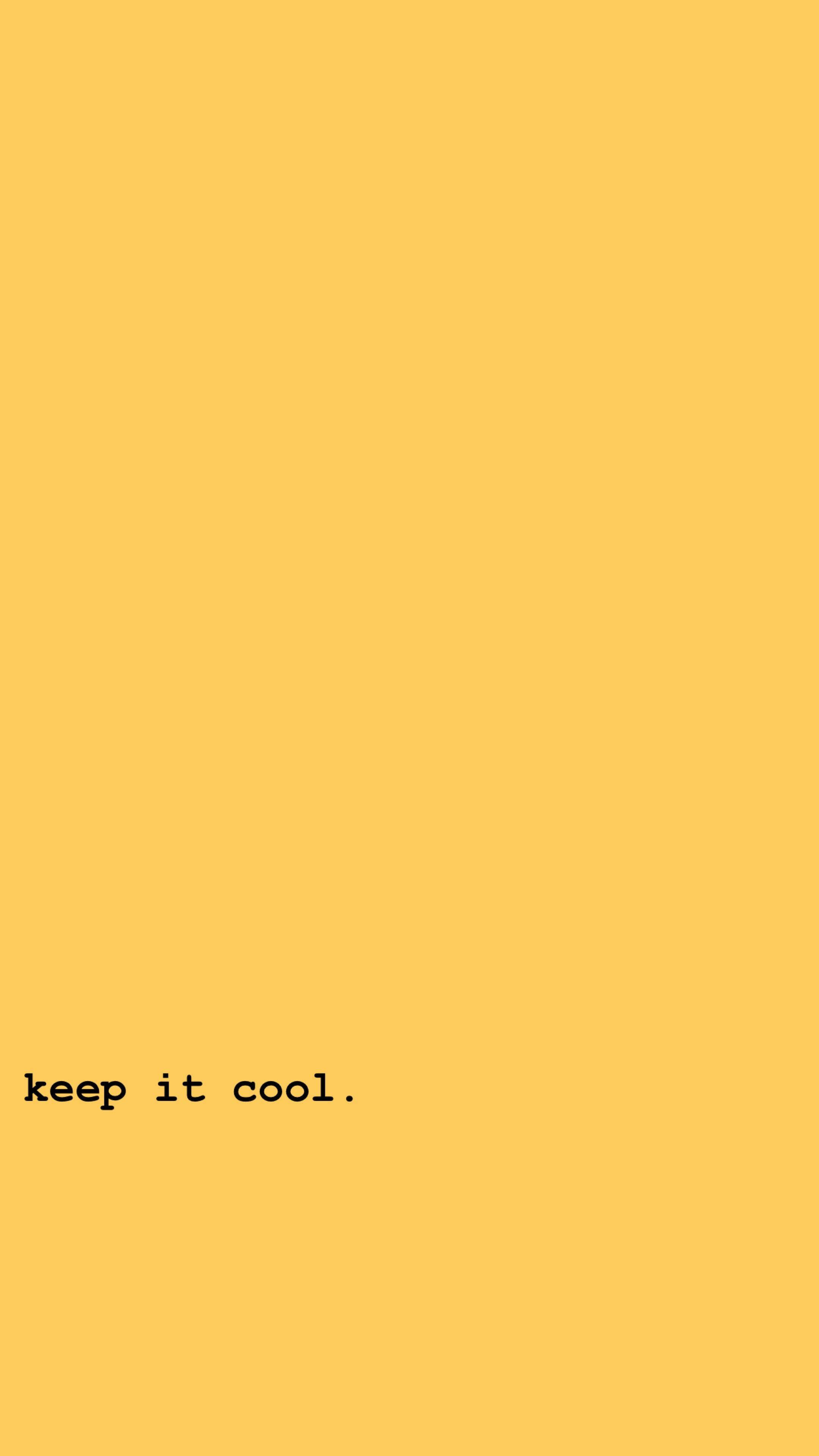 冷調美學「保持冷靜」 壁紙 — 簡約黃色背景，中央黑色文字寫著 keep it cool。