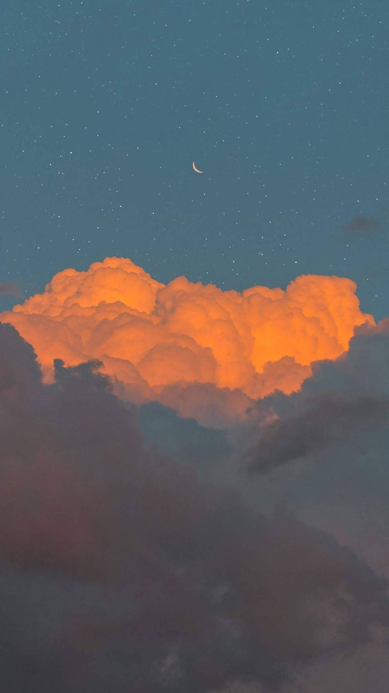 冷調美學翻騰雲朵 壁紙 — 一彎新月在繁星點點的暮色天空中，於火紅橙色的雲層上方閃耀。