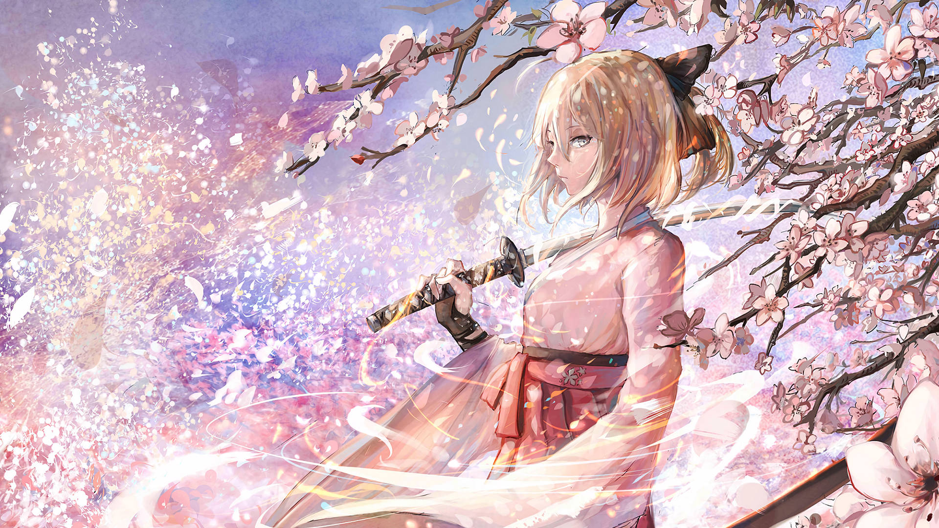 冷酷動畫武士女孩 壁紙 — 一個金髮動漫女孩穿著粉紅色和服，在飄落的櫻花下持劍，背景是夢幻的紫色天空。