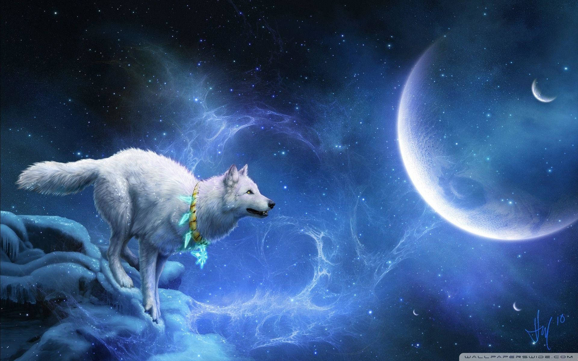 冷酷狼星球 壁紙 — 一隻雄偉的白狼站在冰天雪地上，凝視著星空中發光的彎月。