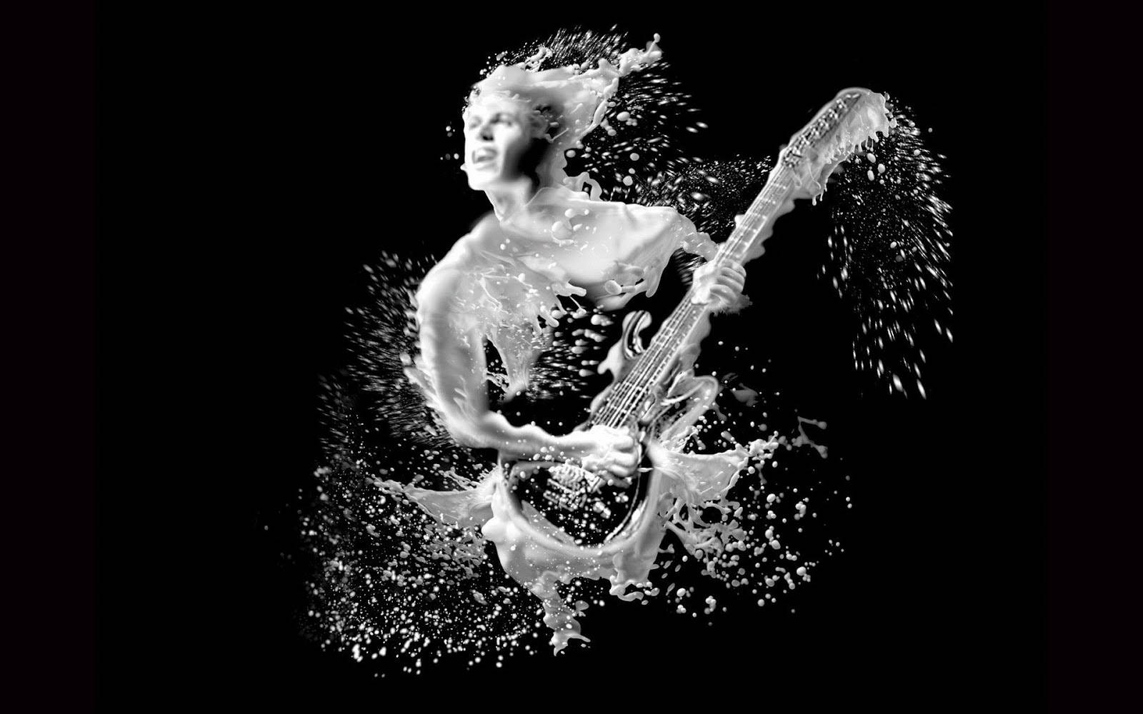 一位音樂家在黑色背景上的動態液體飛濺中彈奏低音結他。