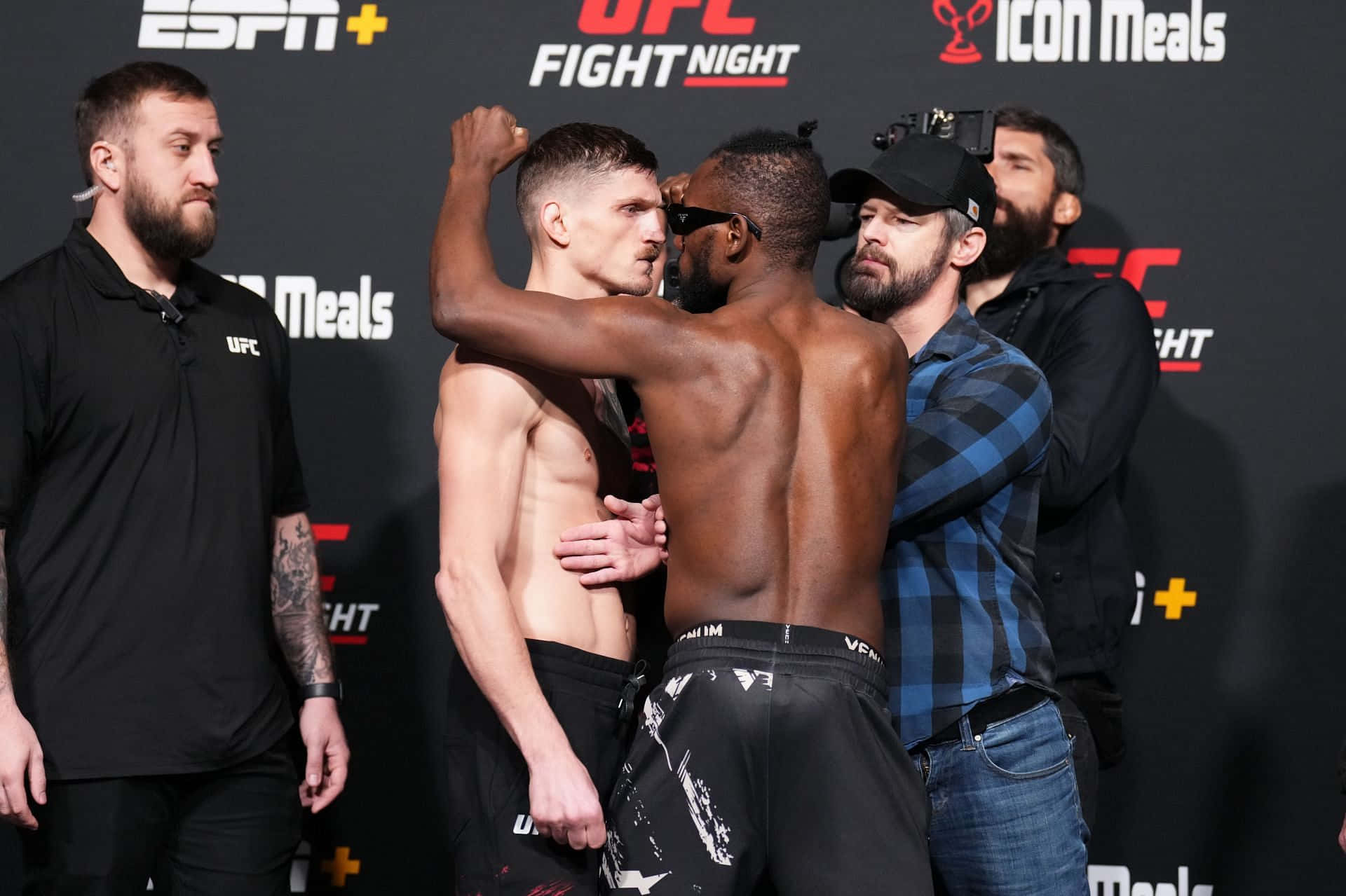 兩名男性MMA拳手在UFC稱重時互相對峙。