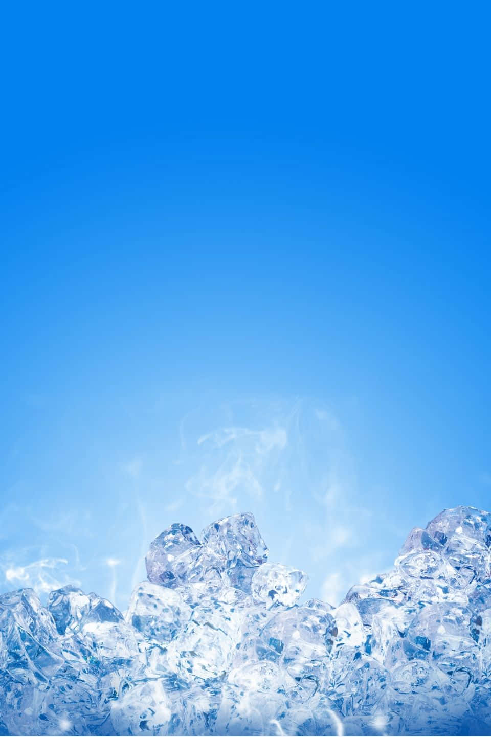 凍結之美 壁紙 — 晶瑩剔透的冰塊在漸變藍天下閃閃發光，冰凍表面升起縷縷薄霧。