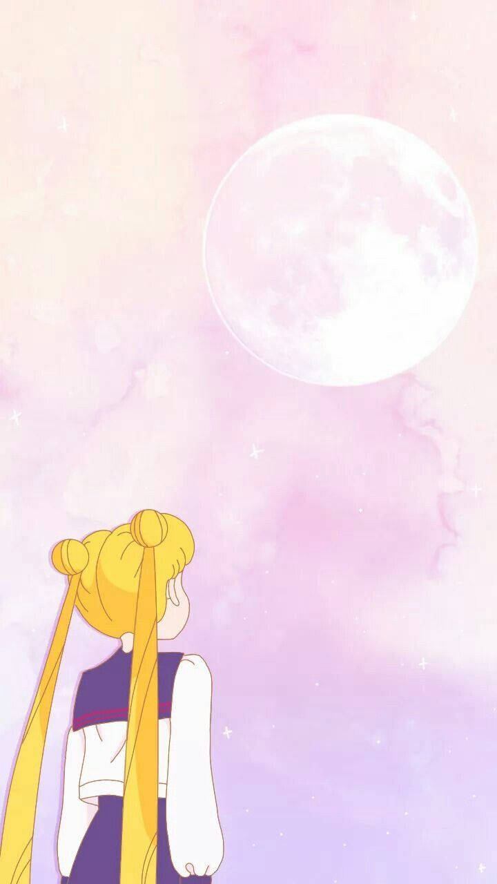 凝望月亮 美少女戰士 iPhone 壁紙 — 一位年輕的動漫女孩，金色辮子，仰望滿天星斗的柔和粉紫色天空中一輪巨大的滿月。