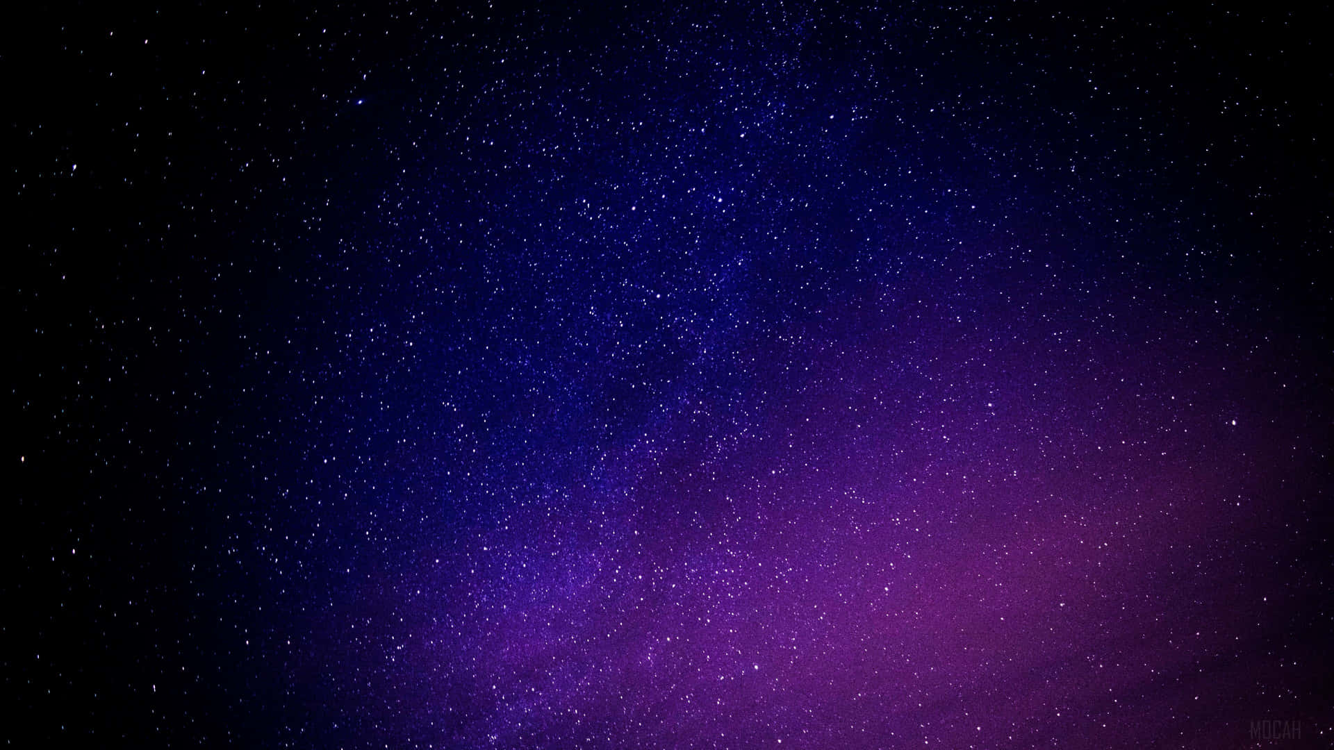 廣闊的星空，紫色和藍色色調逐漸消失在黑暗中。