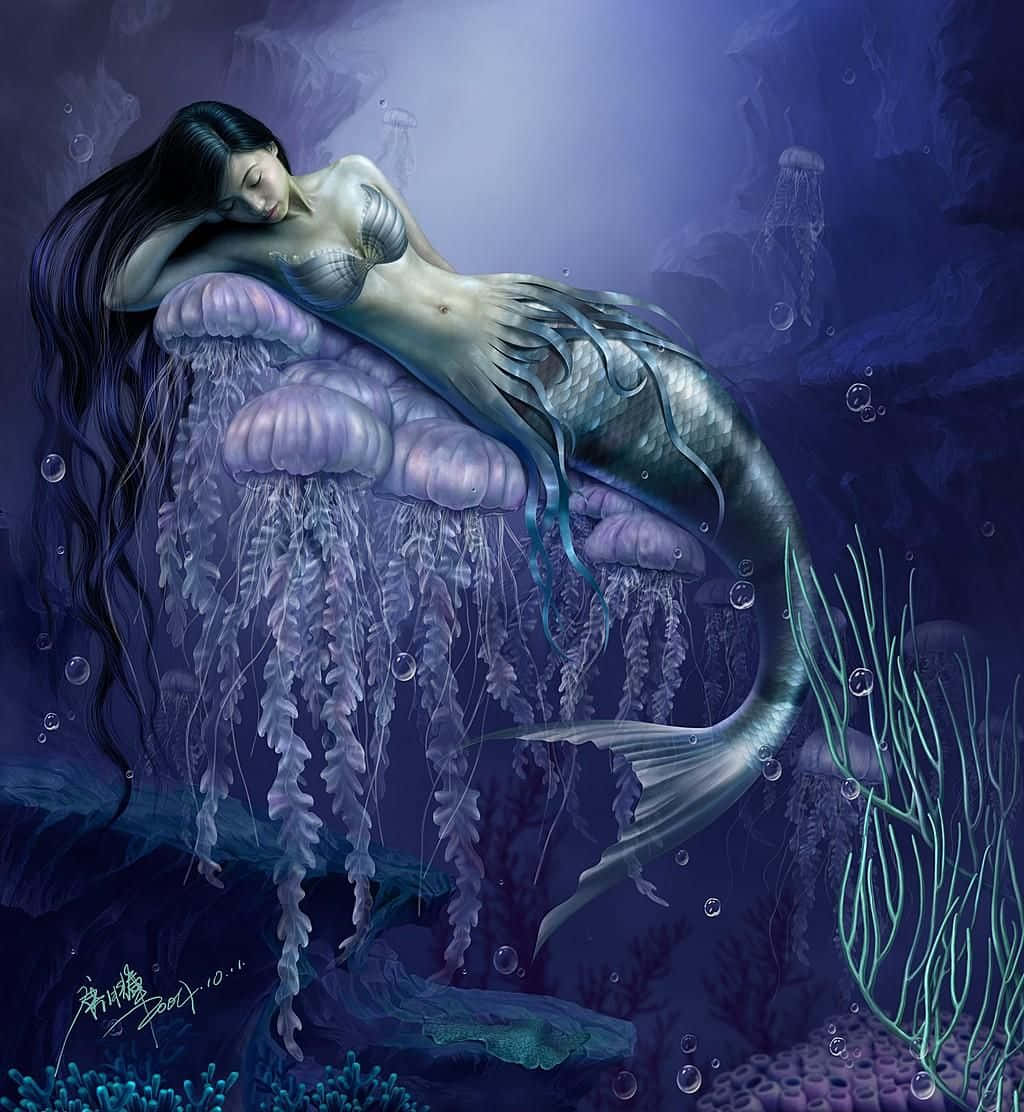 凝望海洋的美人魚 壁紙 — 一位長著深色長髮的寧靜美人魚，在深藍色海底世界中，躺在發光的紫色水母上休息。