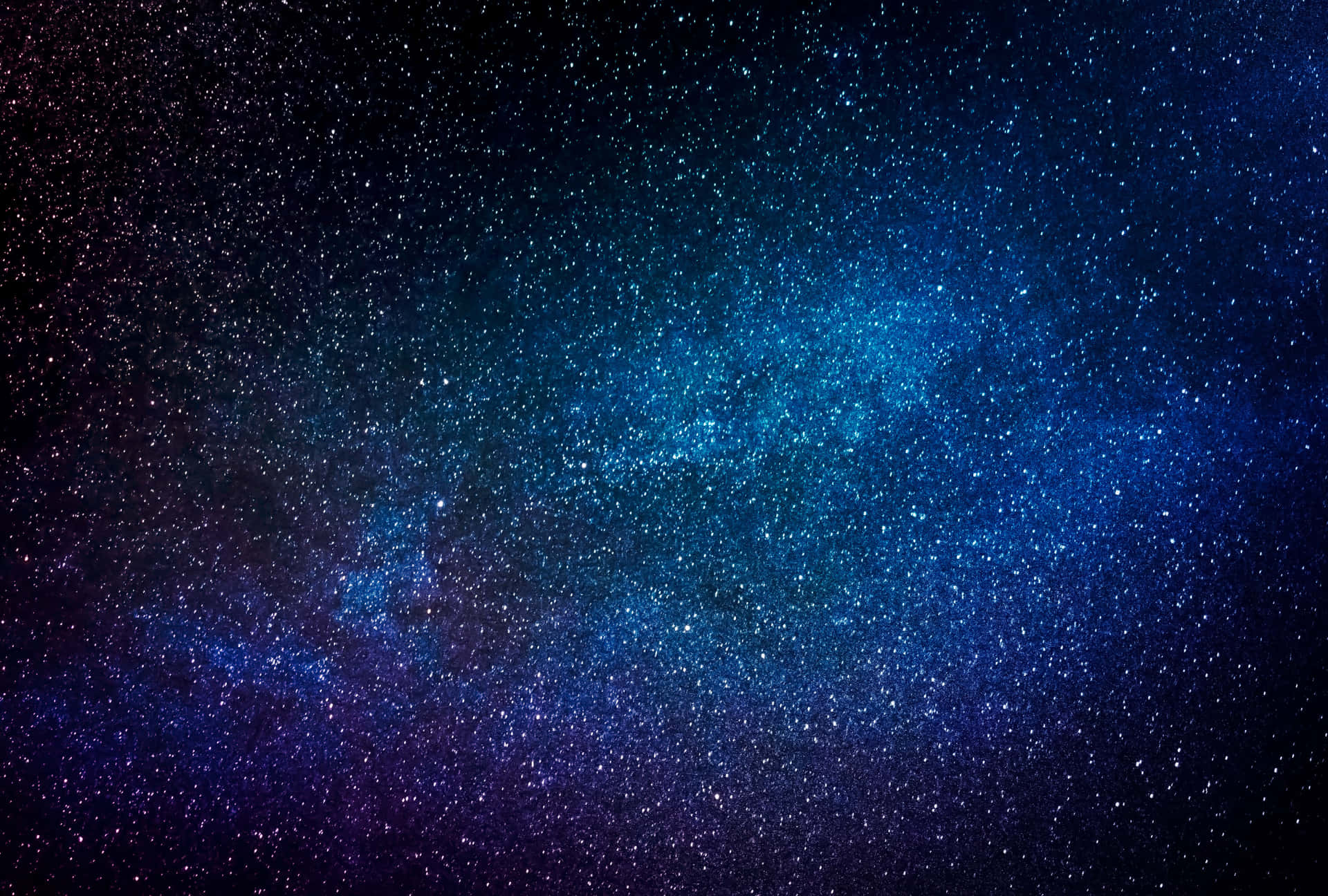 銀河系在深藍色和紫色中閃耀，襯托著繁星點點的夜空。