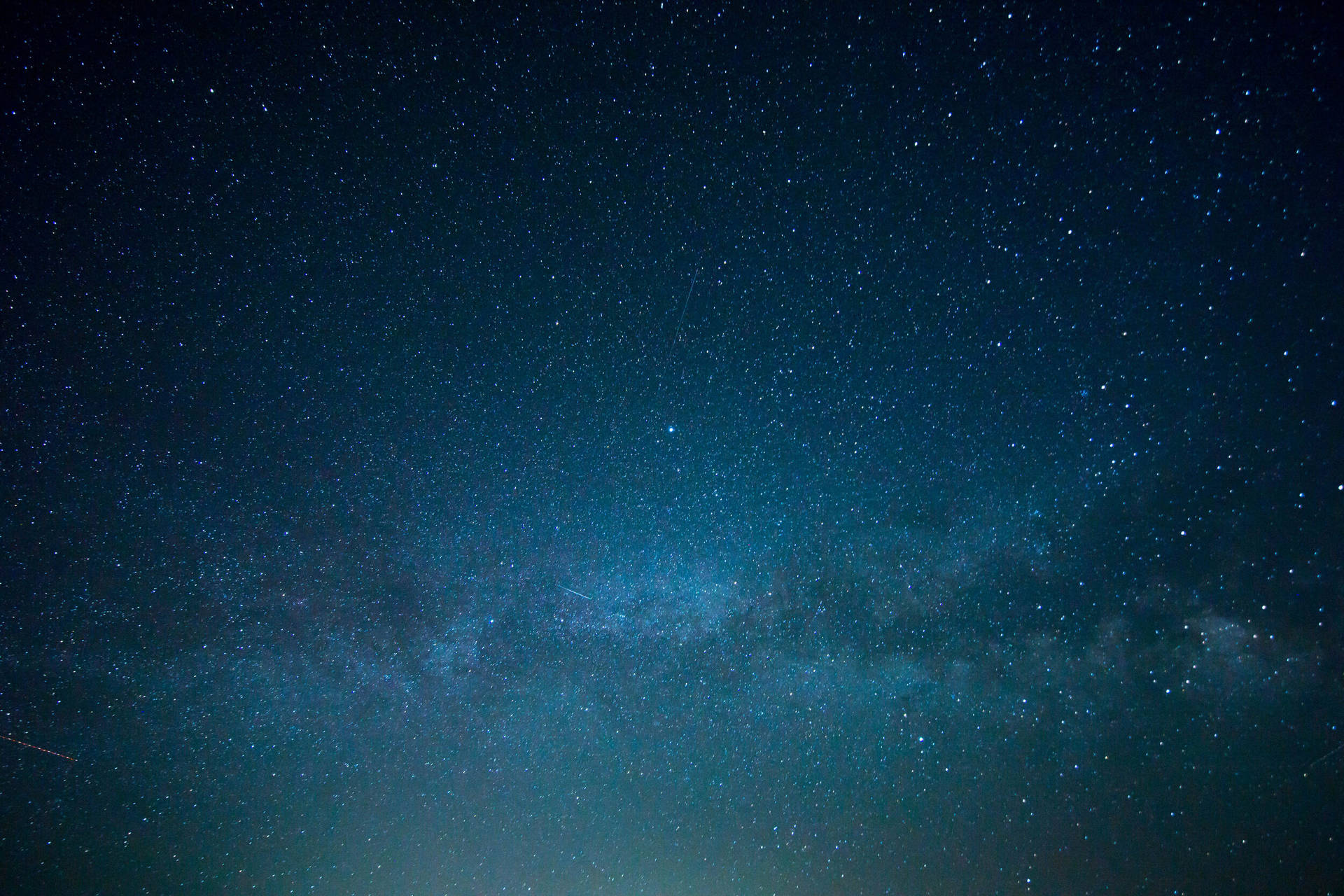 銀河系在繁星點點的夜空中閃耀