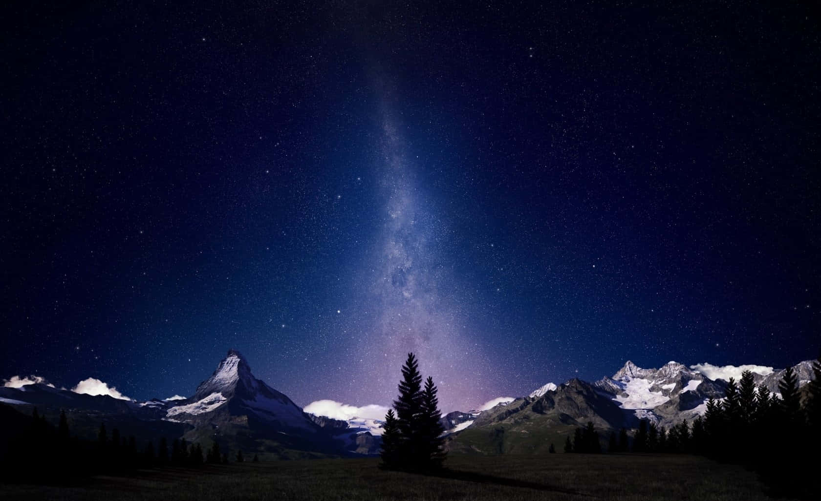 星空下積雪的山峰，銀河清晰可見。