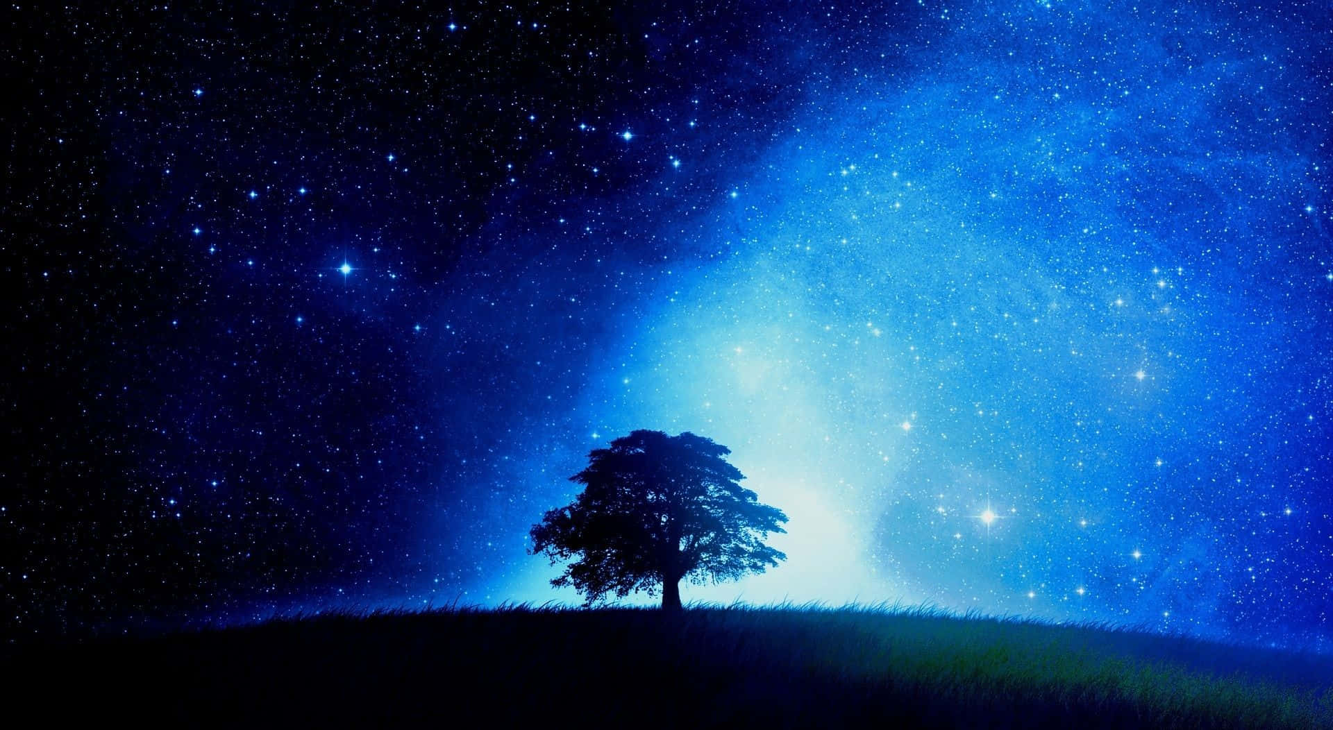 在散發宇宙藍光的星空下，山丘上的一棵孤樹。