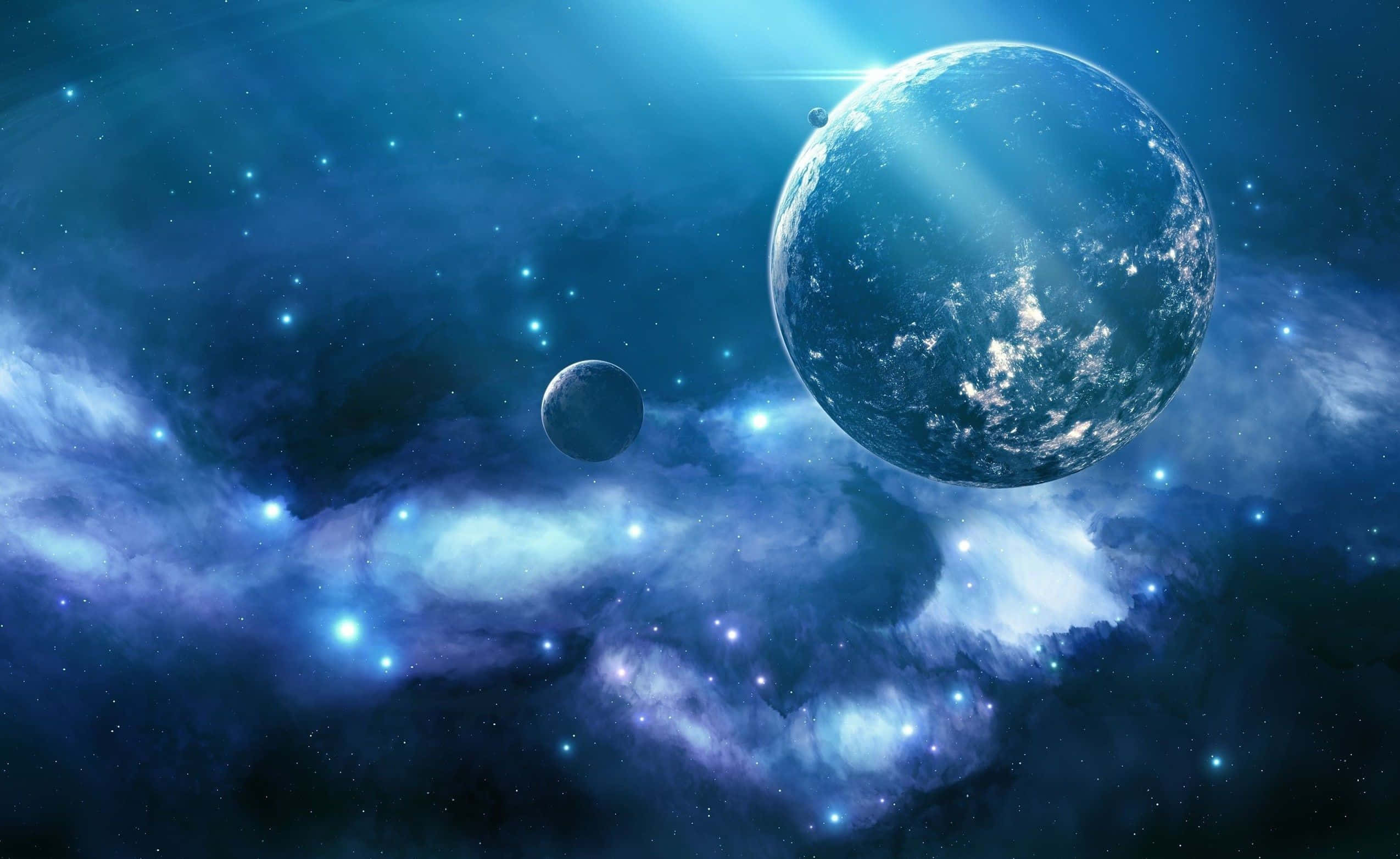 凝望美麗星系 壁紙 — 一個雄偉的藍色星球，帶有旋轉的雲層和一個較小的衛星，在充滿星光的星雲中漂流，散發著宇宙的光芒。