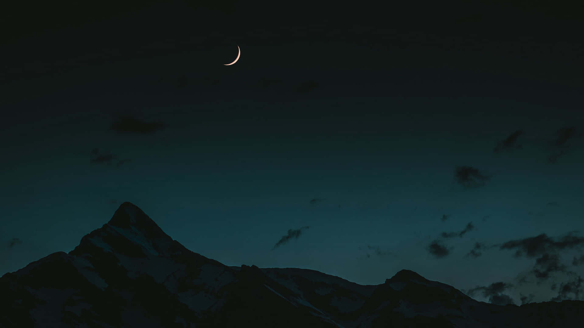 積雪山峰上的月牙