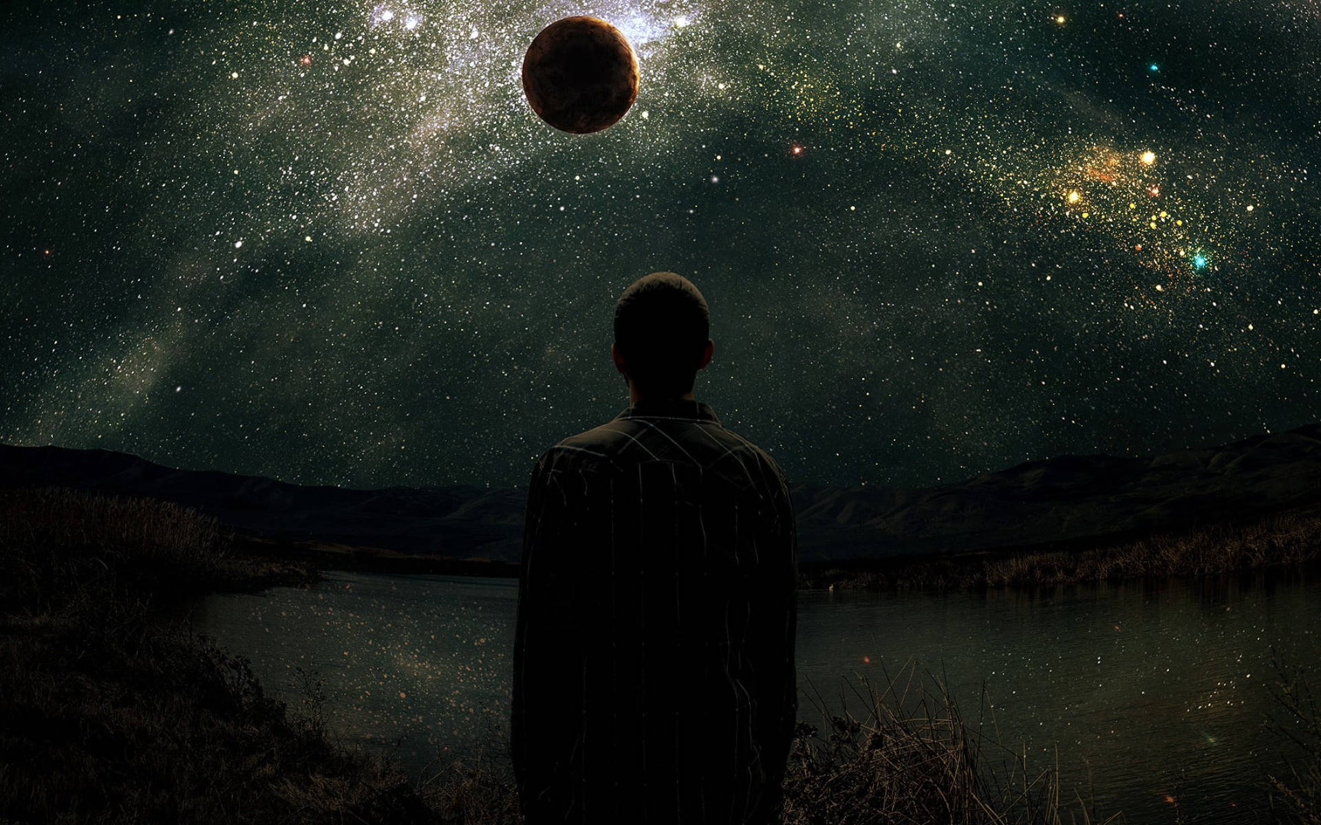 凝望黑色星球的人 壁紙 — 一個孤獨的身影在夜晚站在湖邊，仰望星空，上方懸浮著一顆發光的行星。
