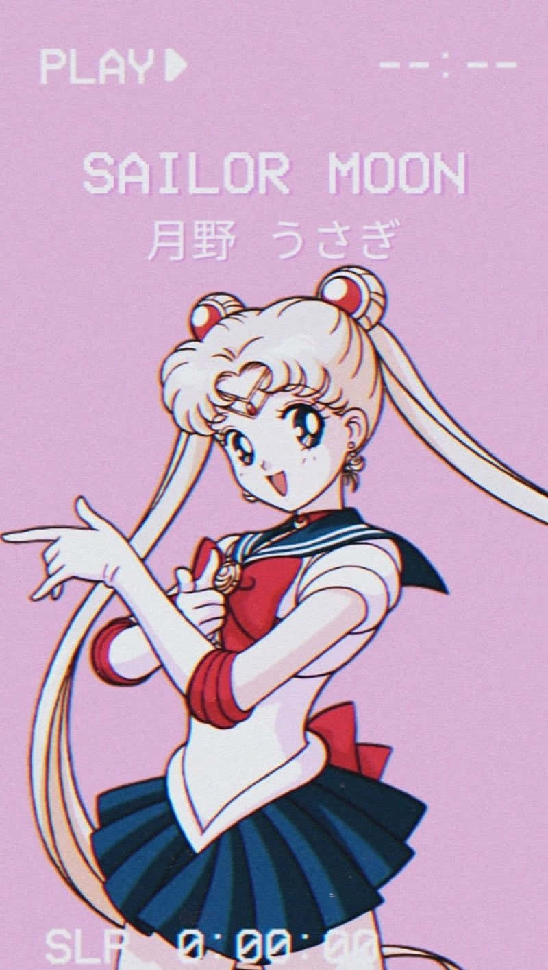 美少女戰士動畫角色穿著水手服，頑皮地指著，帶有遊戲界面文字。