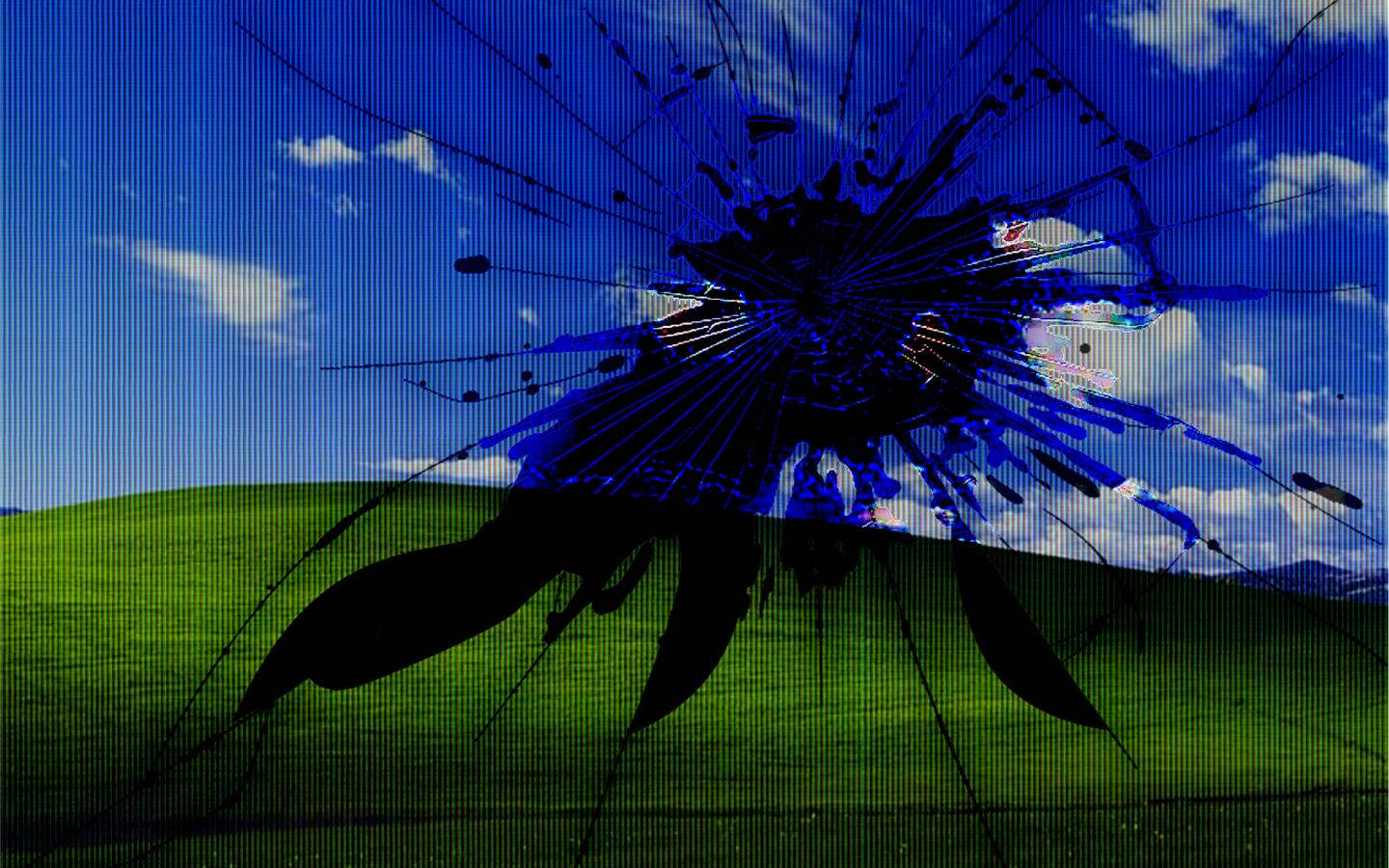 在經典的Windows XP綠色山丘和藍天壁紙上的碎裂玻璃覆蓋層。 — 碎屏 壁紙