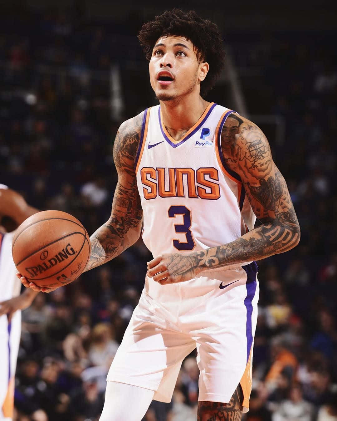 鳳凰城太陽隊籃球運動員在比賽中運球，紋身清晰可見。