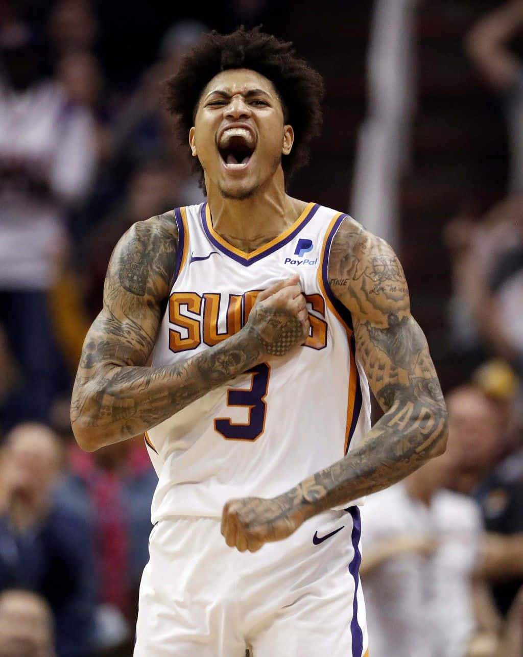 凱利·奧布雷 Jr. 高興吶喊 壁紙 — 一位鳳凰城太陽隊的籃球運動員，手臂上有紋身，在比賽中握緊拳頭，身穿3號球衣，勝利地吶喊。