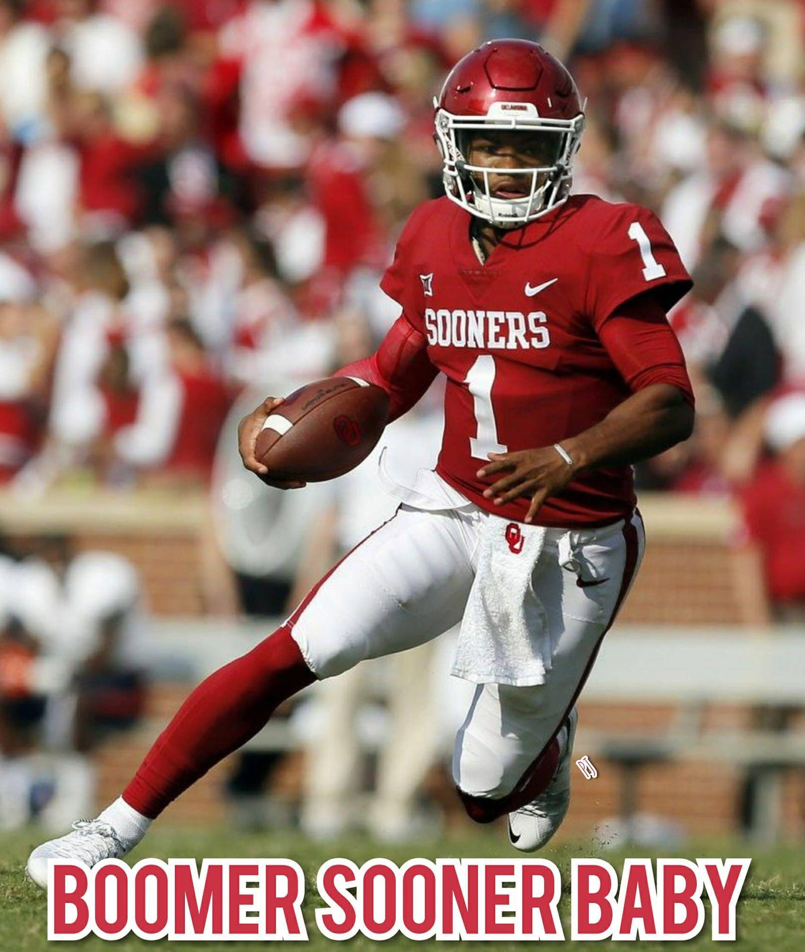 凱勒·默里「Boomer Sooner Baby」主題圖 壁紙 — 一名身穿紅色Sooners球衣的美式足球四分衛在日間比賽中持球衝刺，背景是模糊的球迷。