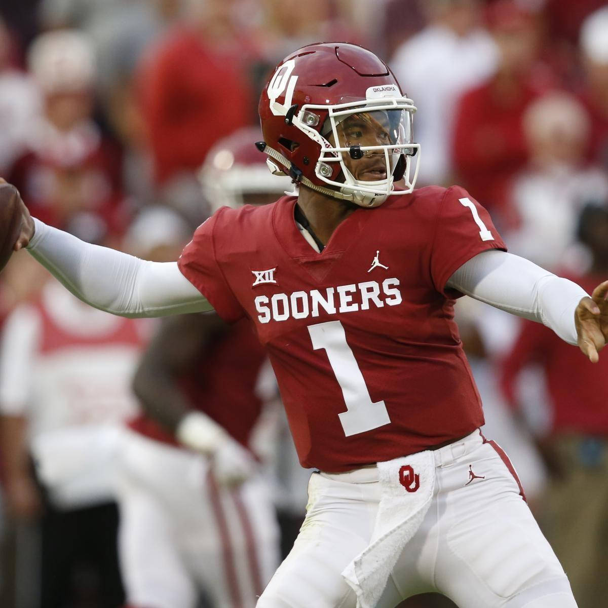 凱勒·默里紅色閃電隊準備傳球 壁紙 — 一位專注的奧克拉荷馬大學 Sooners 美式足球四分衛，身穿紅白球衣，在比賽中傳球，背景是模糊的體育場人群。