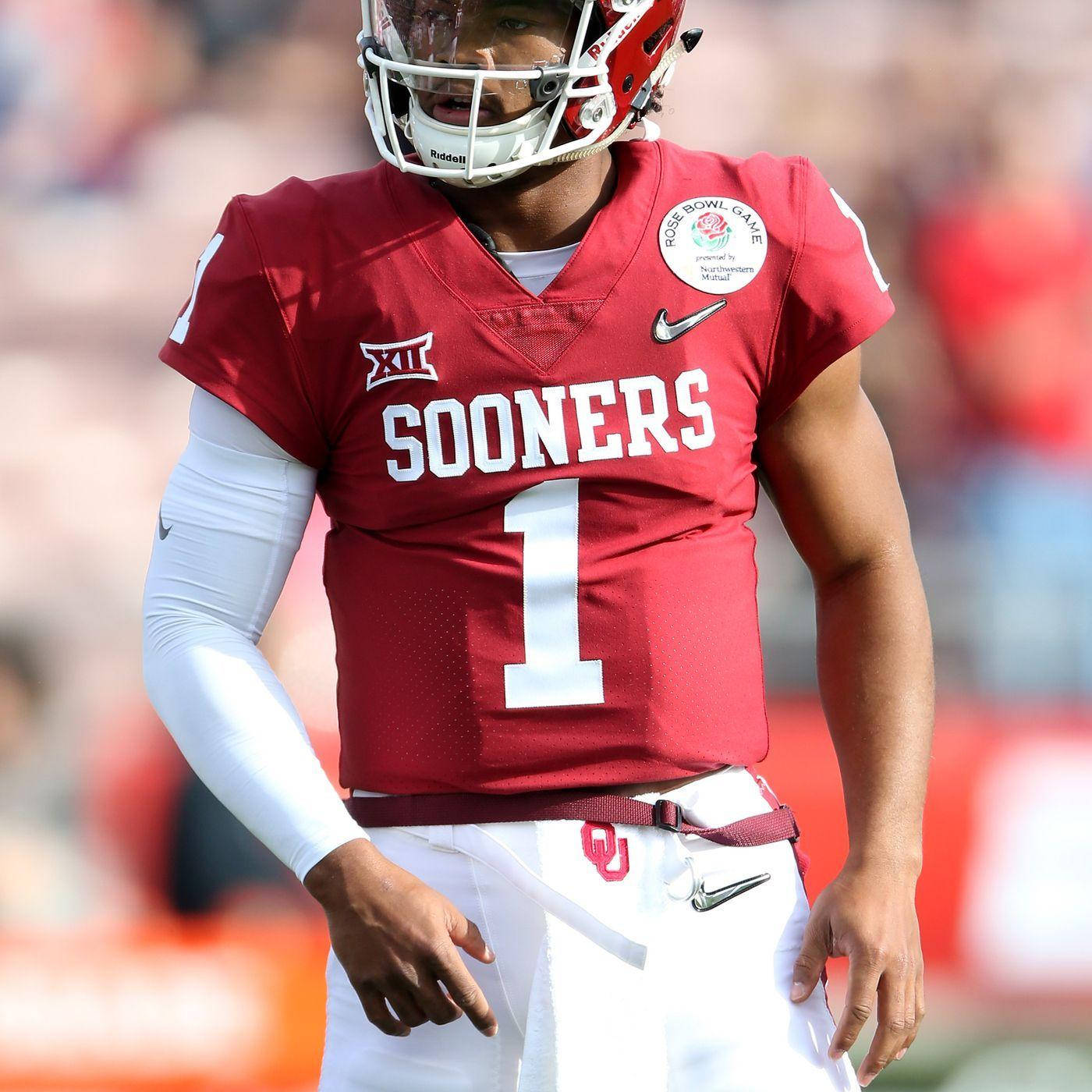 凱勒·默里閃電隊肖像照 壁紙 — 一位專注的奧克拉荷馬大學 Sooners 美式足球四分衛，身穿紅色一號球衣，在比賽中站在球場上。