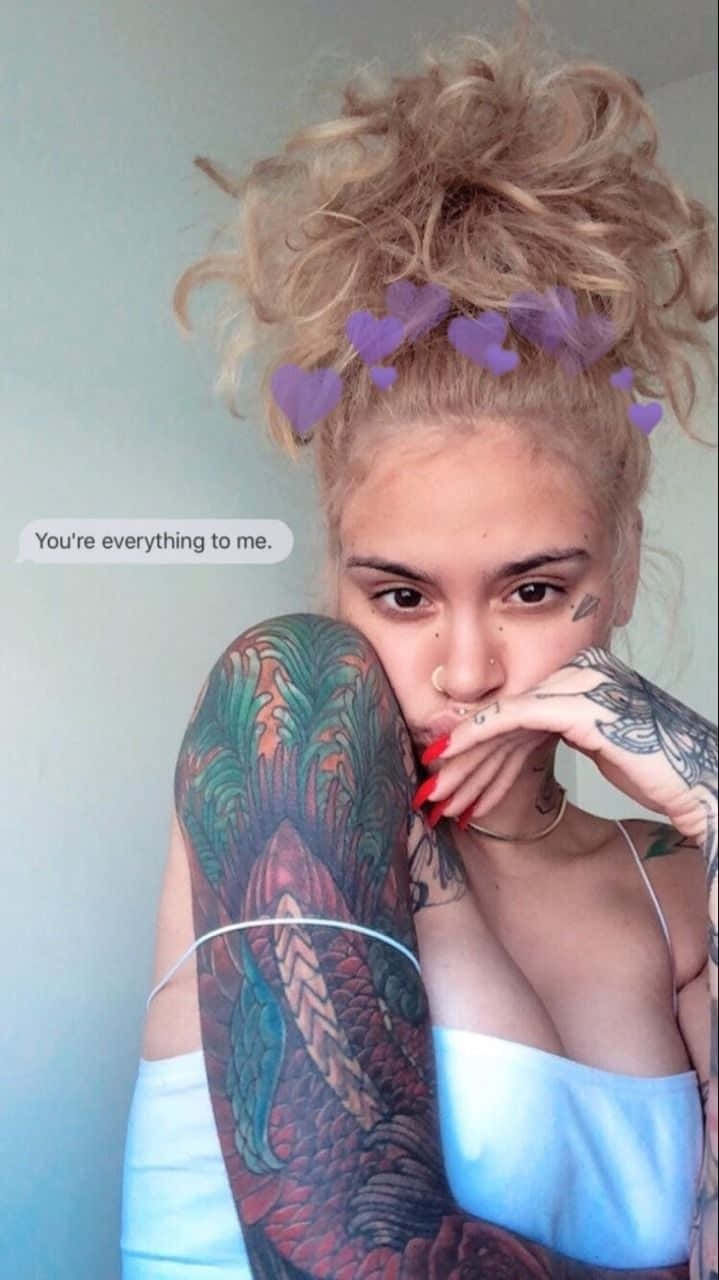 有紋身和紫色心形髮夾的女性，以文字疊加擺姿勢。