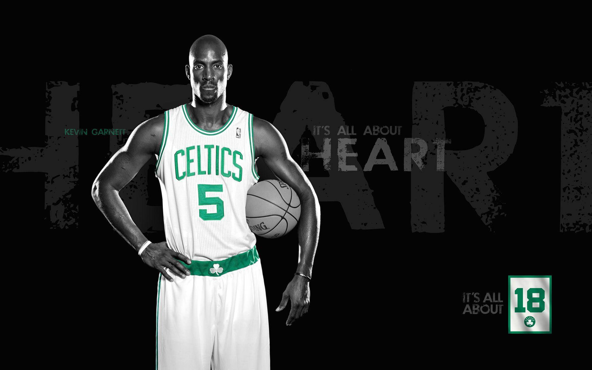 凱文·加內特 心為本 壁紙 — Kevin Garnett 身穿塞爾特人球衣，手持籃球，背後有 'HEART' 文字，黑色背景。
