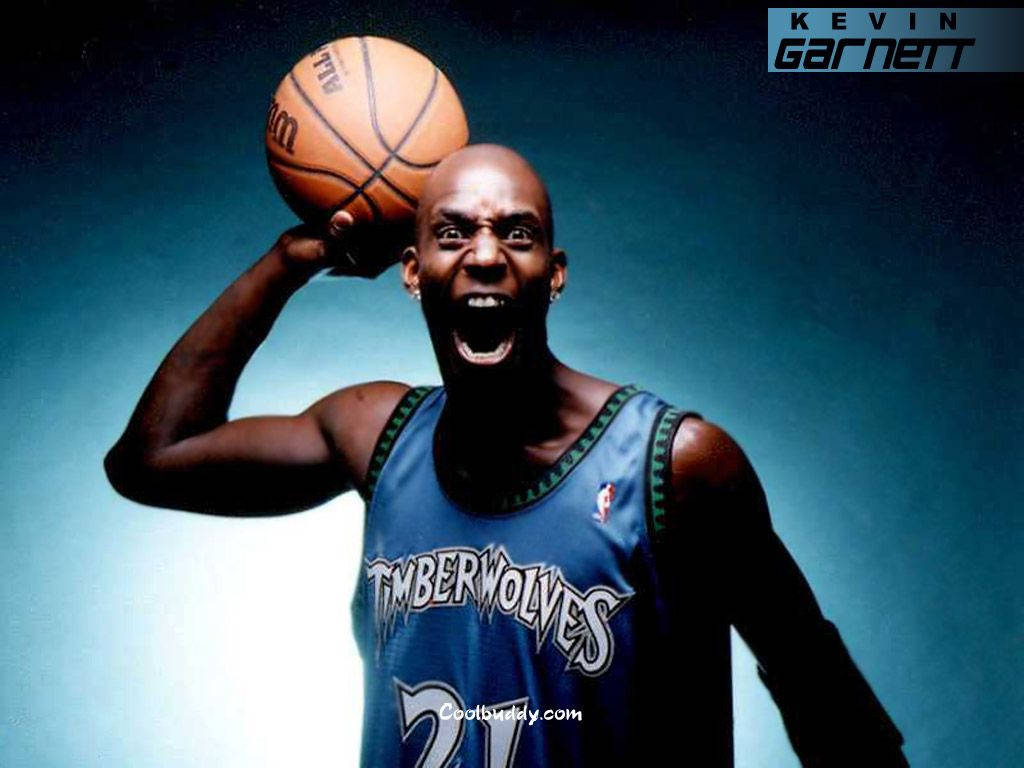 凱文·加內特攝影棚照 壁紙 — Kevin Garnett 身穿 Timberwolves 球衣，在藍色漸變背景前咆哮，手持籃球。
