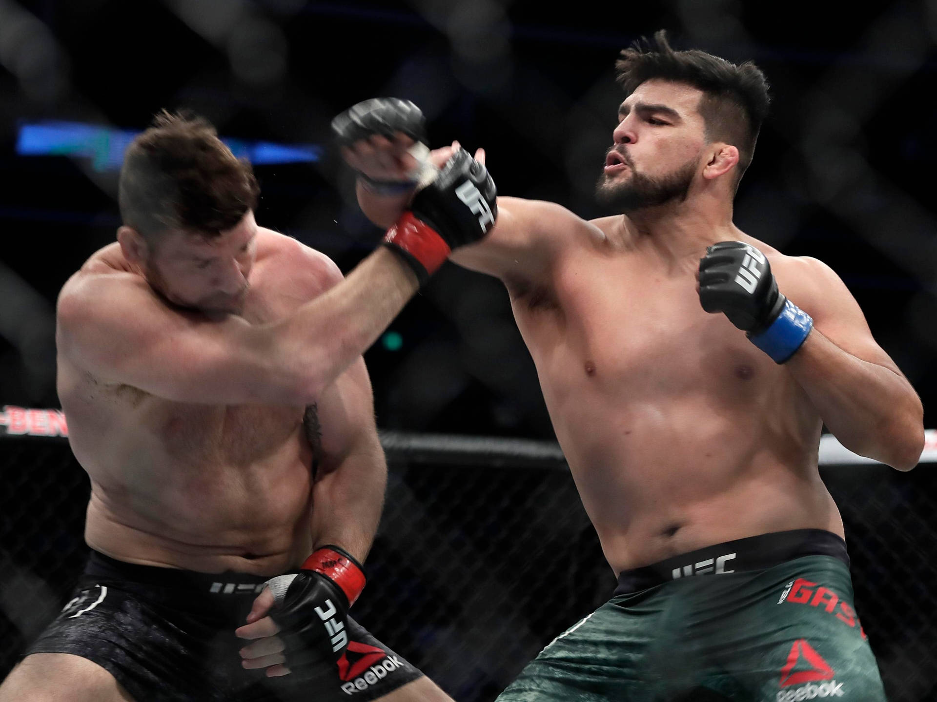 兩名戴著MMA手套的男性拳手在八角形鐵籠內互相出拳。