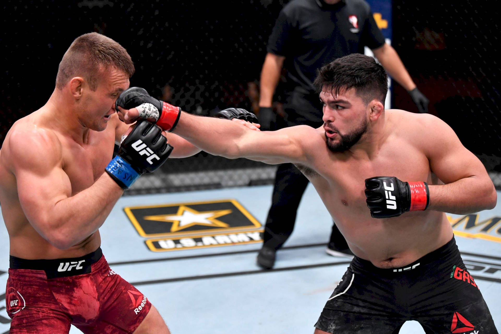 兩名男性MMA拳手在UFC八角籠中比賽時互相出拳。